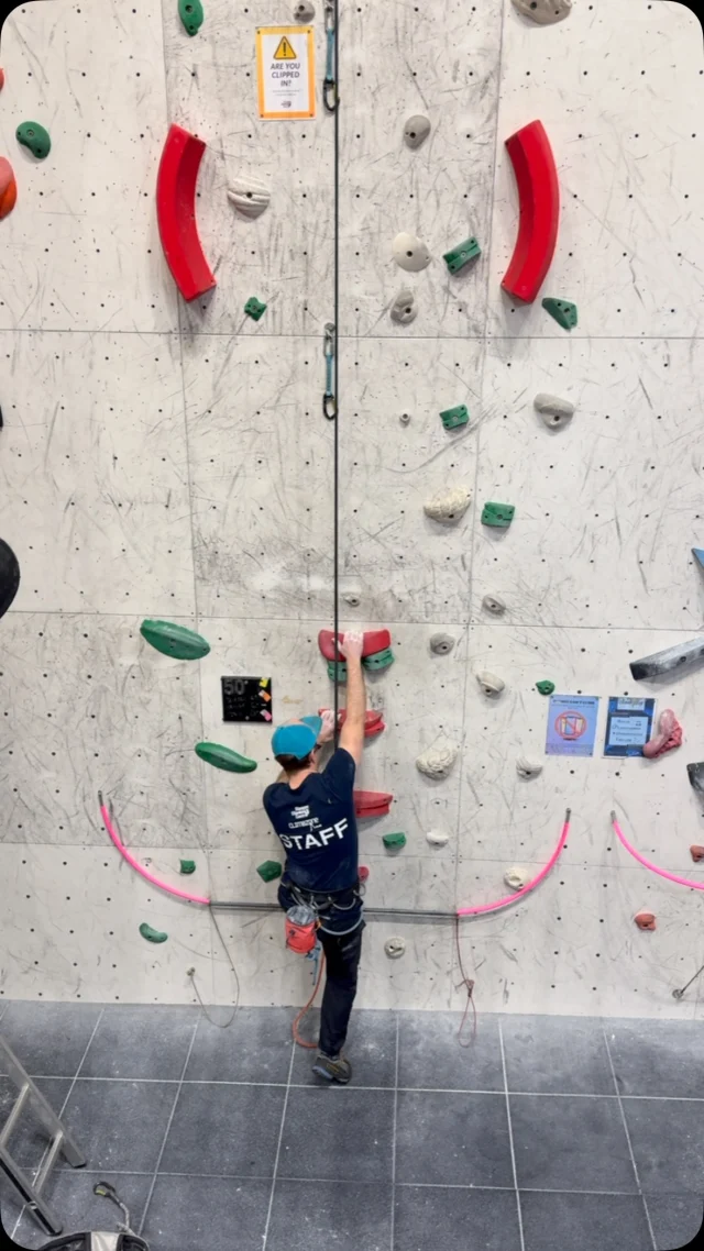 Head Setter showing us how it’s done on this new Red on the AutoBelay. ⠀
⠀
Instant Banger, definitely come and give this one a go! ⠀